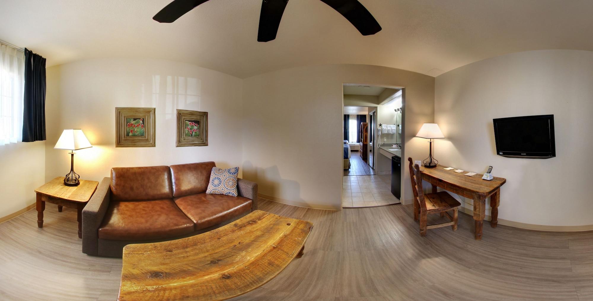 Days Inn & Suites By Wyndham Llano Dış mekan fotoğraf